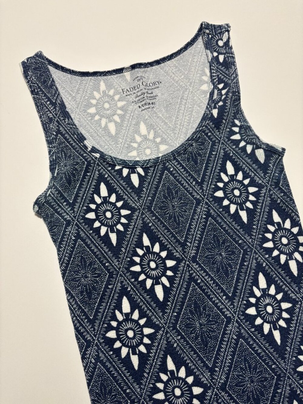FADED GLORY NAVY BLUE & WHITE FLORAL DIAMOND PATTERN COTTON TANK TOP